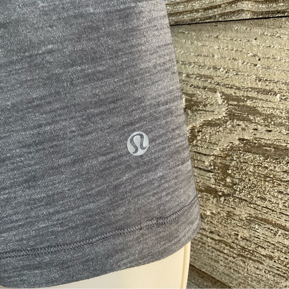 Lululemon short-sleeve shirt with mesh cutouts size 4 (K1) - Picture 4 of 9